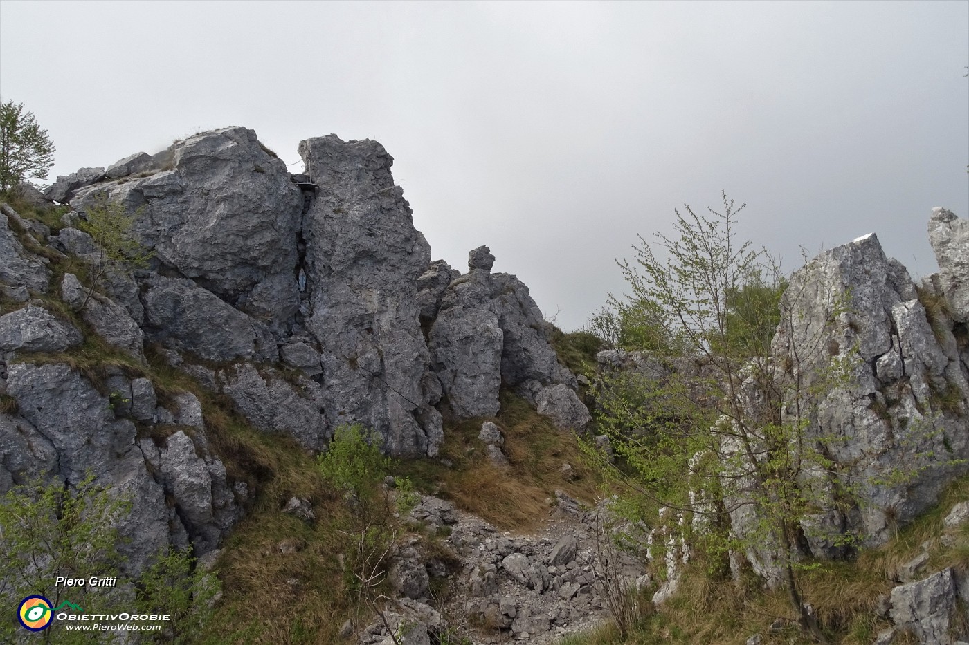 21 In alto la croce, sotto, nell'anfratto, la Madonnina.JPG